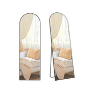 Staande passpiegel met gebogen design en aluminium frame – totaaloverzicht – zwart smal
