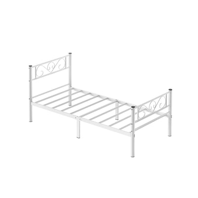 Metalen bedframe met opbergruimte onder het bed
