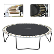Trampoline met met veiligheidsnet beklede stangen